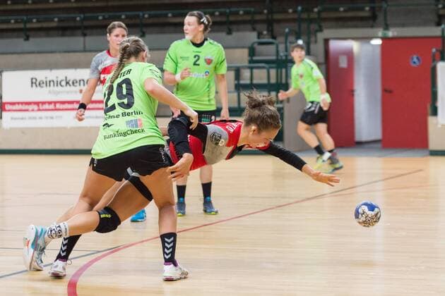 l Paula Foerster 29 Spreefuexxe Lenya Treusch 27 Nuertingen 08 09 2018 Handball Women 2 Bundesliga Fuechse vs TG Nuertingen GER Berlin 08 09 2018 Spreefuexxe vs TG Nuertingen Women Handball 2 BL Fuxxbau Soemmeringhalle Berlin Copyright: xEIBNER UwexKochx EP_UKH