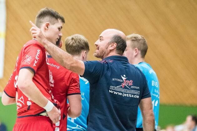 Jan Kussmann SG H2Ku Herrenberg 25 receives briefing from Alexander Job SG H2Ku Herrenberg Coach SG H2Ku Herrenberg vs Neckarsulmer Sport Union Handball BWOL Mens 08 09 2018 SG H2Ku Herrenberg vs Neckarsulmer Sport Union Handball BWOL Mens 08 09 2018 Herrenberg Copyright: xEIBNER WolfgangxFrankx EP_WFK