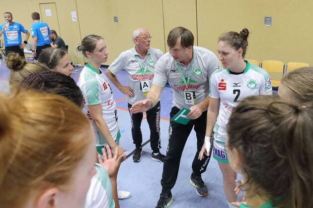 Break time at Goeppingen coach Aleksandar Knezevic 180908 BVB vs FRISCH ON GOEPPINGEN season 2018 19 1 Bundesliga match 1 sports hall Bleichstein Herdecke BVB handball ladies Bundesliga match 2018 19 Dortmund Copyright: xEIBNER Wolfgang_Stummbilligx EP_EER