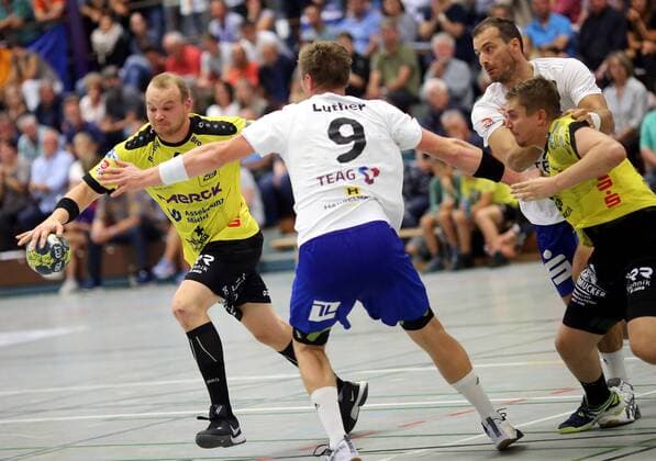 3 Handball Liga Ost Season 2018 2019 08 09 2018 MSG Falken Groß Bieberau Modau I vs ThSV Eisenach Groß Bieberau v Michael Malik MSG Falken tries his luck against Daniel Luther in the circle Aktion Zweikampf