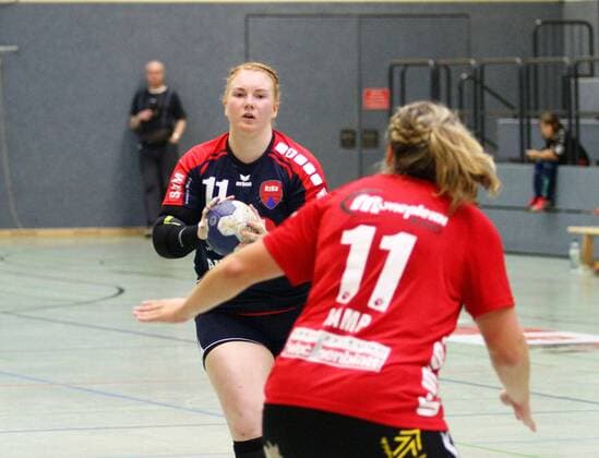 vl Kerstin Foth Herrenberg against Sarah Lamp Bucholz Rosengarten GER HL Buchholz 08 Rosengarten SG H2Ku Herrenberg 2 League Women Handball Buchholz Copyright: xEIBNER Cebulokx EP_EER