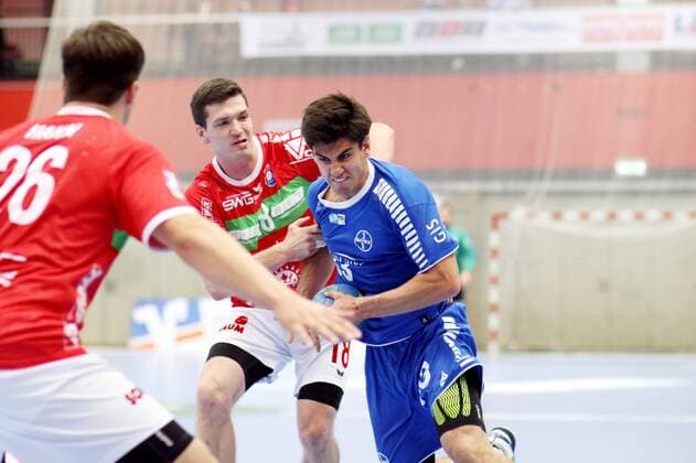 Ragnar Johannsson Huettenberg in a duel with Eloy Morante Maldonado Dormagen TV Huettenberg vs TSV Bayer Dormagen Handball 2 Bundesliga 08 09 2018 TV Huettenberg vs TSV Bayer Dormagen Handball 2 Bundesliga 08 09 2018 Huettenberg Copyright: xEIBNER RenexWeissx EP_RWS