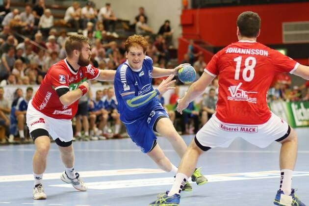 Lukas Stutzke Dormagen in a duel with Moritz Lambrecht Huettenberg left right Ragnar Johannsson Huettenberg TV Huettenberg vs TSV Bayer Dormagen Handball 2 Bundesliga 08 09 2018 TV Huettenberg vs TSV Bayer Dormagen Handball 2 Bundesliga 08 09 2018 Huettenberg Copyright: xEIBNER RenexWeissx EP_RWS