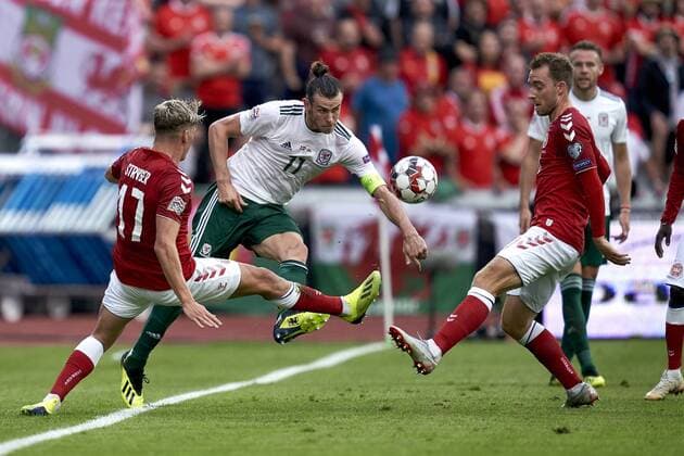 Fußball, Nations League, Dänemark - Wales Gareth Bale Wales between Jens Stryger Larsen and Christian Eriksen Denmark during their UEFA Nations League football match between Denmark and Wales at the Ceres Park (Aarhus Stadium) Aarhus Denmark sunday 9.september 2018. Danmark 