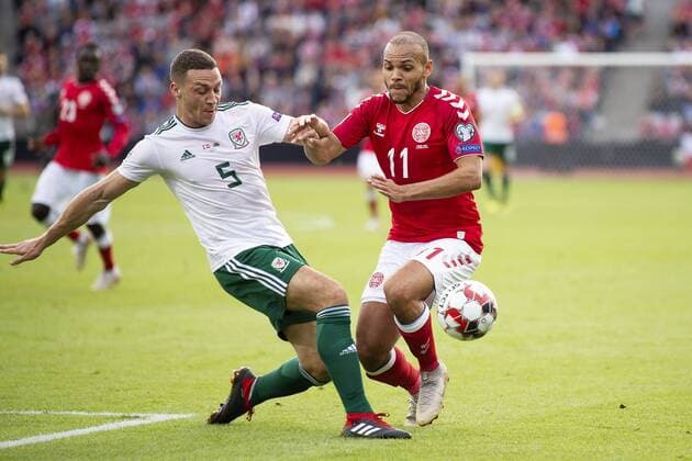 Fußball, Nations League, Dänemark - Wales Danmarks Martin Braithwaite 11 i kamp med Wales James Chester 5 under Nations League fodboldkampen mellem Danmark og Wales paa Aarhus Stadion soendag den 9 september 2018.. , Aarhus Denmark  Copyright: BoxAmstrupx COP101 spdk20180909-204409-L