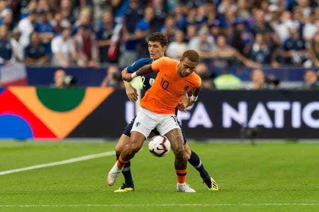 Paris France 09 09 2018 UEFA Nations League France Netherlands Benjamin Pavard FRA and Memphis Depay NLD in a duel DeFodi053