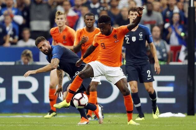 Fußball, Nations League, Frankreich - Niederlande (l-r) Quincy Promes of Holland, Olivier Giroud of France,Georginio Wijnaldum of Holland, Benjamin Pavard of France during the UEFA Nations League A group 1 qualifying match between France and The Netherlands on September 09, 2018 at Stade de France in Saint Denis, France UEFA Nations League A group 1 2018 2019 xVIxVIxImagesx xMauricexvanxSteenxIVx 12065905
