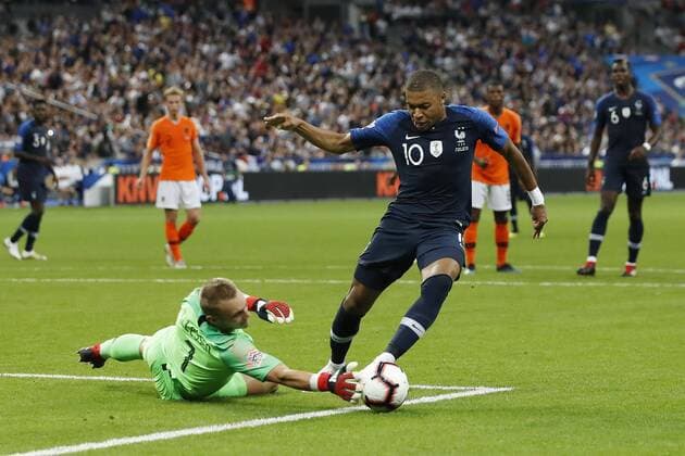 Fußball, Nations League, Frankreich - Niederlande (l-r) Holland goalkeeper Jasper Cillessen, Kylian Mbappe of France during the UEFA Nations League A group 1 qualifying match between France and The Netherlands on September 09, 2018 at Stade de France in Saint Denis, France UEFA Nations League A group 1 2018 2019 xVIxVIxImagesx xMauricexvanxSteenxIVx 12065986