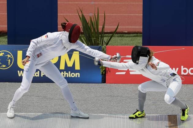 Rebecca Langrehr (L) from Germany competes with Michelle Gulyas (R) from Hungary during the mixed relay fencing event held in the framework of the Modern pentathlon moderner Fünfkampf World Championship WM Weltmeisterschaft in Mexico City, Mexico, 09 September 2018. Modern Pentathlon World Championship !ACHTUNG: NUR REDAKTIONELLE NUTZUNG!  Copyright: xJoséxMéndezx MEX01 20180910-636721480559515252