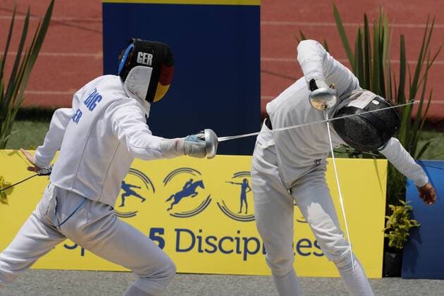 Fabian Liebig (L) from Germany competes with Gergo Bruckmann (R) from Hungary during the mixed relay fencing event held in the framework of the Modern pentathlon moderner Fünfkampf World Championship WM Weltmeisterschaft in Mexico City, Mexico, 09 September 2018. Modern Pentathlon World Championship !ACHTUNG: NUR REDAKTIONELLE NUTZUNG!  Copyright: xJoséxMéndezx MEX01 20180910-636721480582484300