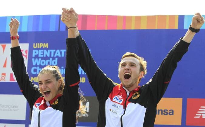 Sport Bilder des Tages Germans Rebecca Langrehr (L) and Fabian Liebig (R) celebrate the first place in the mixed relay pistol shooting and cross country running event in the framework of the Modern pentathlon moderner Fünfkampf World Championship WM Weltmeisterschaft in Mexico City, Mexico, 09 September 2018. Modern Pentathlon World Championship !ACHTUNG: NUR REDAKTIONELLE NUTZUNG!  Copyright: xMARIOxGUZMANx MEX01 20180910-636721482505274569