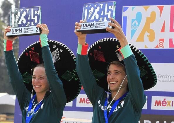 Hungarian Michelle Gulyas (L) and Gergo Bruckmann (R) celebrate the second place in the mixed relay pistol shooting and cross country running event in the framework of the Modern pentathlon moderner Fünfkampf World Championship WM Weltmeisterschaft in Mexico City, Mexico, 09 September 2018. Modern Pentathlon World Championship !ACHTUNG: NUR REDAKTIONELLE NUTZUNG!  Copyright: xMARIOxGUZMANx MEX01 20180910-636721483194020168
