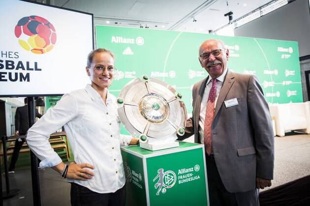 Sport Bilder des Tages GER, Saisoneröffnung Allianz Frauen-Bundesliga 10.09.2018, Deutsches Fußballmuseum, Dortmund, GER, Saisoneröffnung Allianz Frauen-Bundesliga, DFL REGULATIONS PROHIBIT ANY USE OF PHOTOGRAPHS AS IMAGE SEQUENCES AND OR QUASI-VIDEO im Bild picture shows: Irini Ioannidou (SGS Essen 11) mit Essens Bürgermeister Rudolf Jelinek, *** GER Season Opening Allianz Women Bundesliga 10 09 2018 German Football Museum Dortmund GER Season Opening Allianz Women Bundesliga DFL REGULATIONS PROHIBIT ANY USE OF PHOTOGRAPH AS IMAGE SEQUENCES AND OR QUASI VIDEO Pictured picture shows Irini Ioannidou SGS Essen 11 with Essens Mayor Rudolf Jelinek nordphotox xRauch nph00251