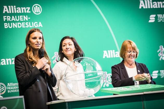 GER, Saisoneröffnung Allianz Frauen-Bundesliga 10.09.2018, Deutsches Fußballmuseum, Dortmund, GER, Saisoneröffnung Allianz Frauen-Bundesliga, DFL REGULATIONS PROHIBIT ANY USE OF PHOTOGRAPHS AS IMAGE SEQUENCES AND OR QUASI-VIDEO im Bild picture shows: Nadine Kessler (UEFA-Abteilungsleiterin Frauenfussball) lost das Achtelfinale des DFB Pokals der Frauen aus, *** GER Season Opening Allianz Women Bundesliga 10 09 2018 German Football Museum Dortmund GER Season Opening Allianz Women Bundesliga DFL REGULATIONS PROHIBIT picture picture shows Nadine Kessler UEFA Head of Womens Football is kicking off the round of the last sixteen of the womens DFB Womens Cup nordphotox xRauch nph00251