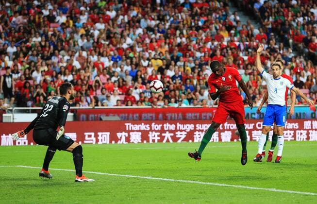 Fußball, Nations League, Portugal - Schweden Portugal s William Carvalho heads wide of goal during the UEFA Nations League - League A - Group 3 match at Estadio da Luz, Lisbon. Picture date 10th September 2018. Picture credit should read: Matt McNulty Sportimage EDITORIAL USE ONLY. No use with unauthorised audio, video, data, fixture lists, club league logos or live services. Online in-match use limited to 120 images, no video emulation. No use in betting, games or single club league player publications.