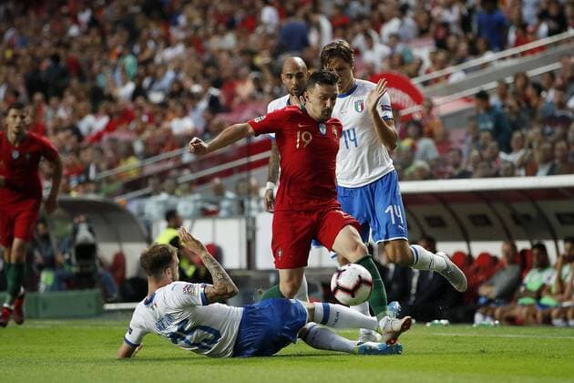 Fußball, Nations League, Portugal - Schweden (L-R) Manuel Lazzari of Italy, Mario Rui of Portugal, Federico Chiesa of Italy during the UEFA Nations League A group 3 qualifying match between Portugal and Italy at Estadio La Luz on September 10, 2018 in Lisbon, Portugal UEFA Nations League A group 3 2018 2019 xVIxVIxImagesx xMauricexvanxSteenxIVx 12079109