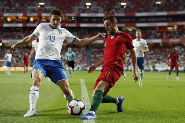 Fußball, Nations League, Portugal - Schweden (L-R) Mattia Caldara of Italy, Bernardo Silva of Portugal during the UEFA Nations League A group 3 qualifying match between Portugal and Italy at Estadio La Luz on September 10, 2018 in Lisbon, Portugal UEFA Nations League A group 3 2018 2019 xVIxVIxImagesx xMauricexvanxSteenxIVx 12079111