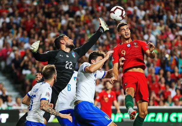 Fußball, Nations League, Portugal - Italien Italy s Gianluigi Donnarumma challenges Portugal s Andre Silva during the UEFA Nations League - League A - Group 3 match at Estadio da Luz, Lisbon. Picture date 10th September 2018. Picture credit should read: Matt McNulty Sportimage EDITORIAL USE ONLY. No use with unauthorised audio, video, data, fixture lists, club league logos or live services. Online in-match use limited to 120 images, no video emulation. No use in betting, games or single club league player publications.