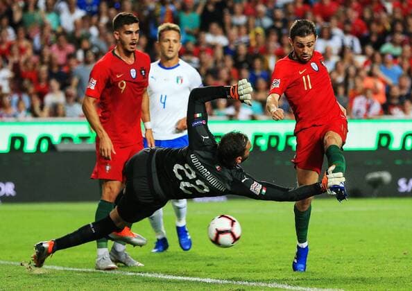 Fußball, Nations League, Portugal - Italien Portugal s Bernardo Silva shoots past Italy s Gianluigi Donnarumma during the UEFA Nations League - League A - Group 3 match at Estadio da Luz, Lisbon. Picture date 10th September 2018. Picture credit should read: Matt McNulty Sportimage EDITORIAL USE ONLY. No use with unauthorised audio, video, data, fixture lists, club league logos or live services. Online in-match use limited to 120 images, no video emulation. No use in betting, games or single club league player publications.