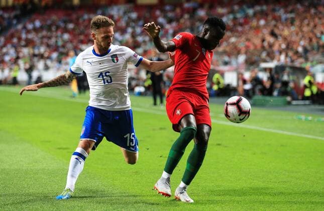 Fußball, Nations League, Portugal - Italien Portugal s Bruma and Italy s Manuel Lazzari during the UEFA Nations League - League A - Group 3 match at Estadio da Luz, Lisbon. Picture date 10th September 2018. Picture credit should read: Matt McNulty Sportimage EDITORIAL USE ONLY. No use with unauthorised audio, video, data, fixture lists, club league logos or live services. Online in-match use limited to 120 images, no video emulation. No use in betting, games or single club league player publications.