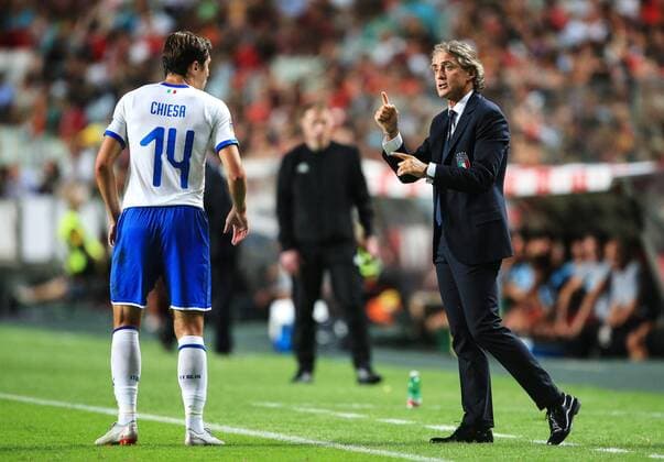Fußball, Nations League, Portugal - Italien Italy manager Roberto Mancini shouts instructions to Italy s Federico Chiesa during the UEFA Nations League - League A - Group 3 match at Estadio da Luz, Lisbon. Picture date 10th September 2018. Picture credit should read: Matt McNulty Sportimage EDITORIAL USE ONLY. No use with unauthorised audio, video, data, fixture lists, club league logos or live services. Online in-match use limited to 120 images, no video emulation. No use in betting, games or single club league player publications.