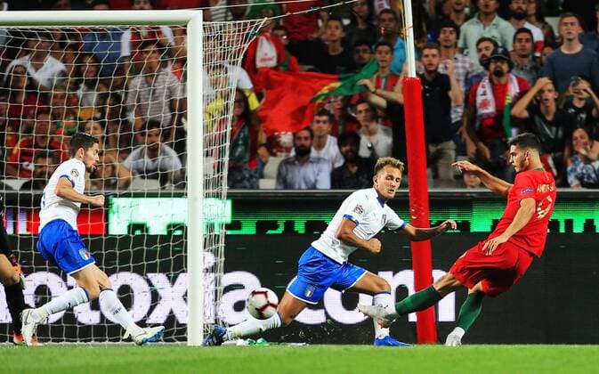 Fußball, Nations League, Portugal - Italien Portugal s Andre Silva scores his teams first goal during the UEFA Nations League - League A - Group 3 match at Estadio da Luz, Lisbon. Picture date 10th September 2018. Picture credit should read: Matt McNulty Sportimage EDITORIAL USE ONLY. No use with unauthorised audio, video, data, fixture lists, club league logos or live services. Online in-match use limited to 120 images, no video emulation. No use in betting, games or single club league player publications.