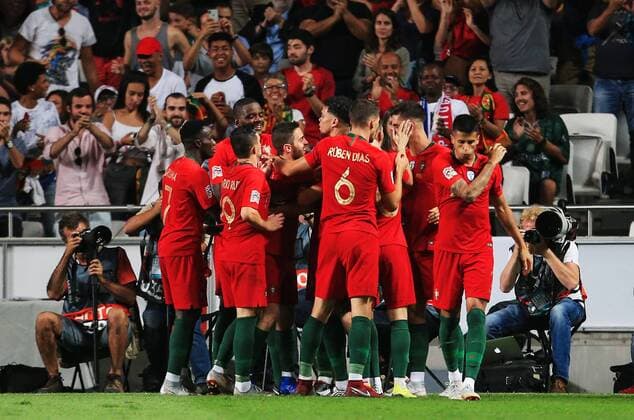 Fußball, Nations League, Portugal - Italien Portugal players celebrate the opening goal during the UEFA Nations League - League A - Group 3 match at Estadio da Luz, Lisbon. Picture date 10th September 2018. Picture credit should read: Matt McNulty Sportimage EDITORIAL USE ONLY. No use with unauthorised audio, video, data, fixture lists, club league logos or live services. Online in-match use limited to 120 images, no video emulation. No use in betting, games or single club league player publications.