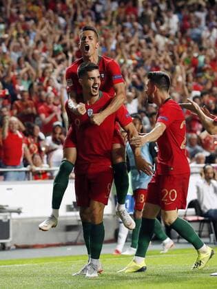 Fußball, Nations League, Portugal - Italien (L-R) Andre Silva of Portugal, Joao Cancelo of Portugal, Pizzi of Portugal during the UEFA Nations League A group 3 qualifying match between Portugal and Italy at Estadio La Luz on September 10, 2018 in Lisbon, Portugal UEFA Nations League A group 3 2018 2019 xVIxVIxImagesx xMauricexvanxSteenxIVx 12079423