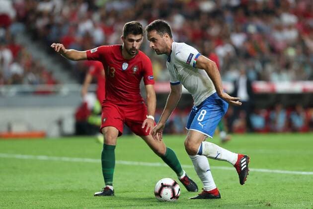 Fußball, Nations League, Portugal - Italien September 10, 2018 - Lisbon, Portugal - Italy s midfielder Giacomo Bonaventura (R ) vies with Portugal s midfielder Ruben Neves during the UEFA Nations League A group 3 football match Portugal vs Italy at the Luz stadium in Lisbon, Portugal on September 10, 2018. UEFA Nations League A group 3 football match Portugal vs Italy - ZUMAf123 20180910_zap_f123_009 Copyright: xPedroxFiuzax