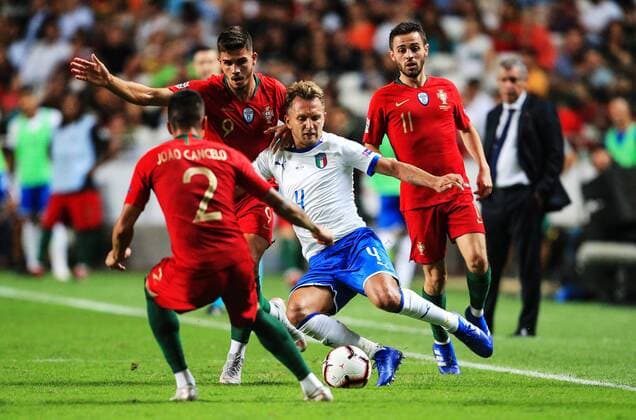 Fußball, Nations League, Portugal - Italien Italy s Domenico Criscito takes on Portugal s Joao Cancelo during the UEFA Nations League - League A - Group 3 match at Estadio da Luz, Lisbon. Picture date 10th September 2018. Picture credit should read: Matt McNulty Sportimage EDITORIAL USE ONLY. No use with unauthorised audio, video, data, fixture lists, club league logos or live services. Online in-match use limited to 120 images, no video emulation. No use in betting, games or single club league player publications.