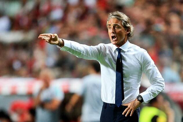 Fußball, Nations League, Portugal - Italien Italy manager Roberto Mancini shouts instructions during the UEFA Nations League - League A - Group 3 match at Estadio da Luz, Lisbon. Picture date 10th September 2018. Picture credit should read: Matt McNulty Sportimage EDITORIAL USE ONLY. No use with unauthorised audio, video, data, fixture lists, club league logos or live services. Online in-match use limited to 120 images, no video emulation. No use in betting, games or single club league player publications.