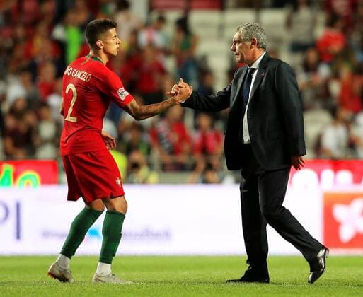 Fußball, Nations League, Portugal - Italien Portugal manager Fernando Santos shakes hands with Joao Cancelo during the UEFA Nations League - League A - Group 3 match at Estadio da Luz, Lisbon. Picture date 10th September 2018. Picture credit should read: Matt McNulty Sportimage EDITORIAL USE ONLY. No use with unauthorised audio, video, data, fixture lists, club league logos or live services. Online in-match use limited to 120 images, no video emulation. No use in betting, games or single club league player publications.
