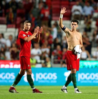 Fußball, Nations League, Portugal - Italien Portugal s Pepe and Ruben Dias acknowledge the fans at full time during the UEFA Nations League - League A - Group 3 match at Estadio da Luz, Lisbon. Picture date 10th September 2018. Picture credit should read: Matt McNulty Sportimage EDITORIAL USE ONLY. No use with unauthorised audio, video, data, fixture lists, club league logos or live services. Online in-match use limited to 120 images, no video emulation. No use in betting, games or single club league player publications.