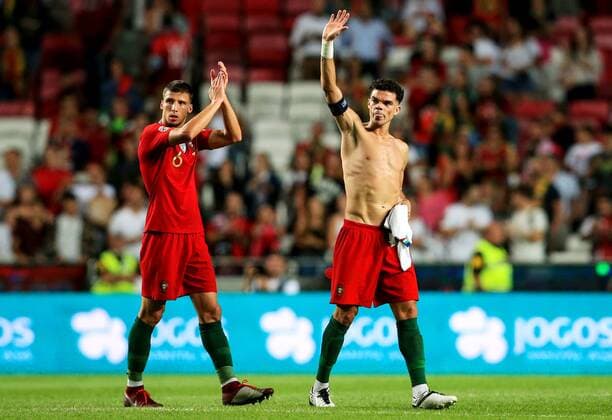 Fußball, Nations League, Portugal - Italien Portugal s Pepe and Ruben Dias acknowledge the fans at full time during the UEFA Nations League - League A - Group 3 match at Estadio da Luz, Lisbon. Picture date 10th September 2018. Picture credit should read: Matt McNulty Sportimage EDITORIAL USE ONLY. No use with unauthorised audio, video, data, fixture lists, club league logos or live services. Online in-match use limited to 120 images, no video emulation. No use in betting, games or single club league player publications.