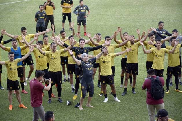 Sport Bilder des Tages (180911) -- SINALOA, Sept. 11, 2018 -- Diego Maradona and players of the Mexican soccer team Dorados de Sinaloa , greet the spectators during a training session after a press conference PK Pressekonferenz to be presented as new head coach, in the city of Culiacan, state of Sinaloa, Mexico, on Sept. 10, 2018. Argentine football legend Diego Maradona has signed on to coach Mexico s second division football club Dorados de Sinaloa. Juan Carlos Cruz) (rtg) (vf) (SP)MEXICO-SINALOA-MARADONA-TRAINING SESSION e JuanxCarlosxCruz 