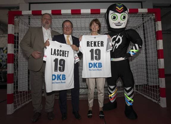 Press Conference Handball World Cup 2019 Sport and Olympic Museum Cologne Date 11 09 2018 From left DHB President Andreas Michelmann Prime Minister Armin Laschet Lord Mayor Henriette Reker World Cup mascot Stan
