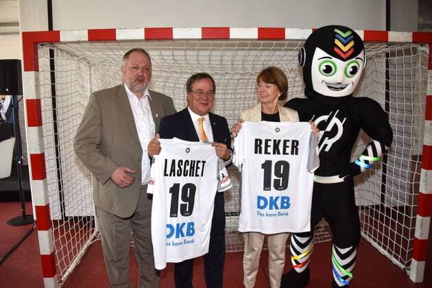 DHB President Andreas Michelmann lr Prime Minister NRW Armin Laschet Lord Mayor of Cologne Henriette Reker and Stan the mascot of the Handball World Cup 2019 posing with jersey on 11 09 2018 in Cologne at the press conference for the preparation for the Handball World Cup 2019 in the period 10 to 27 January with 13 encounters in Cologne