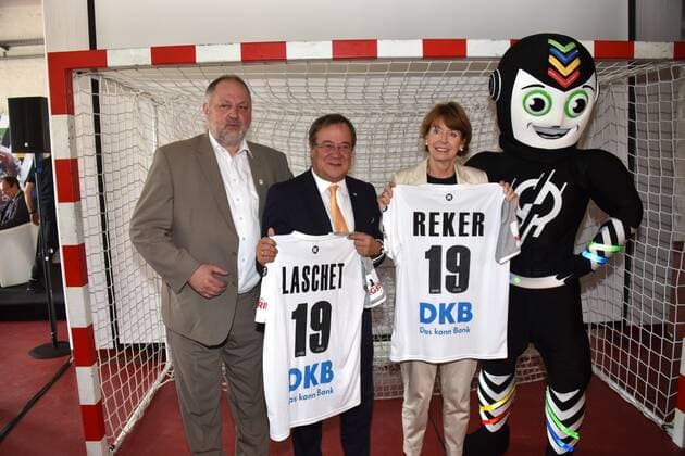 DHB President Andreas Michelmann lr Prime Minister NRW Armin Laschet Lord Mayor of Cologne Henriette Reker and Stan the mascot of the Handball World Cup 2019 posing with jersey on 11 09 2018 in Cologne at the press conference for the preparation for the Handball World Cup 2019 in the period 10 to 27 January with 13 encounters in Cologne