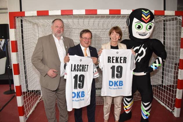 DHB President Andreas Michelmann lr Prime Minister NRW Armin Laschet Lord Mayor of Cologne Henriette Reker and Stan the mascot of the Handball World Cup 2019 posing with jersey on 11 09 2018 in Cologne at the press conference for the preparation for the Handball World Cup 2019 in the period 10 to 27 January with 13 encounters in Cologne
