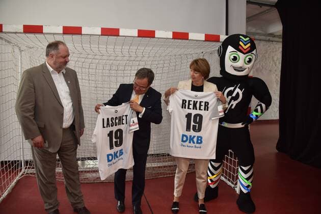 DHB President Andreas Michelmann lr Prime Minister NRW Armin Laschet Lord Mayor of Cologne Henriette Reker and Stan the mascot of the Handball World Cup 2019 posing with jersey on 11 09 2018 in Cologne at the press conference for the preparation for the Handball World Cup 2019 in the period 10 to 27 January with 13 encounters in Cologne