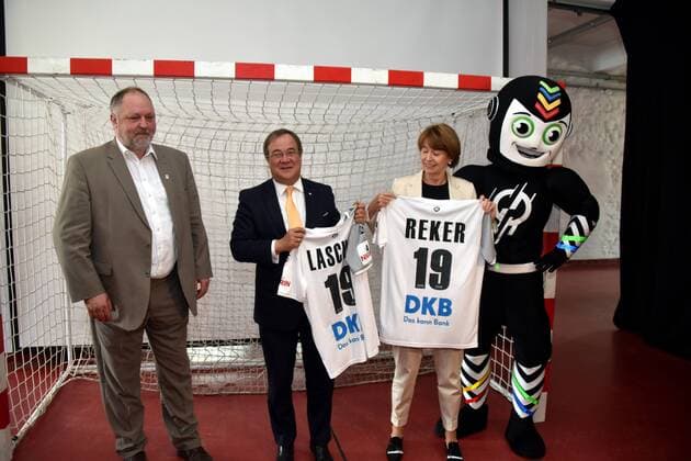 DHB President Andreas Michelmann lr Prime Minister NRW Armin Laschet Lord Mayor of Cologne Henriette Reker and Stan the mascot of the Handball World Cup 2019 posing with jersey on 11 09 2018 in Cologne at the press conference for the preparation for the Handball World Cup 2019 in the period 10 to 27 January with 13 encounters in Cologne