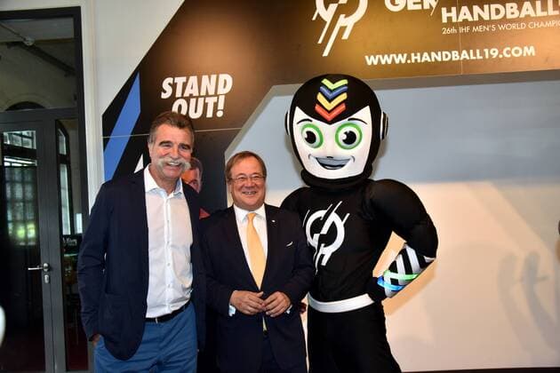 World Cup Ambassador Heiner Brand l Minister President NRW Armin Laschet Stan the mascot of the Handball World Cup 2019 at 11 09 2018 in Cologne at the press conference on the state of preparation for the Handball World Cup 2019 which takes place from 10 to 27 January with 13 matches in Cologne