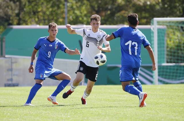 BAU Football Internationals U 17 Germany vs Italy from left Sebastiano Esposito ITA Jordan Mayer GER Tommaso Milanese ITA DFB regulations prohibit any use of images as image sequences and or quasi video