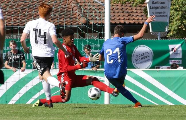 BAU Football Internationals U 17 Germany vs Italy Goal to the 2 1 from left Marvin Alexa GER Noah Atubolu GER Scorer Nicolo Cudrig ITA DFB regulations prohibit any use of images as image sequences and or quasi video