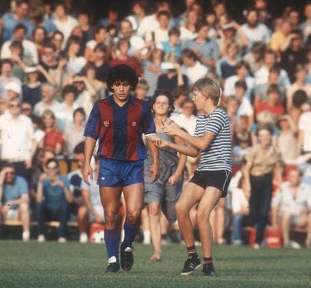Freundschaftsspiel: SV Meppen - FC Barcelona Barca 03.08.1982. Diego Maradona (Barca) mit Autogrammjäger. *** Friendly match SV Meppen FC Barcelona 03 08 1982 Diego Maradona Barca with autographed hunter HM