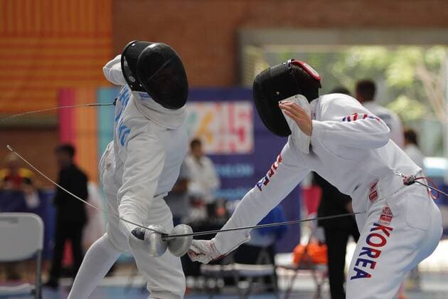 Kazakhstani athlete Vladislav Michshenko (L) competes with South Korea s Soengjin Kim (R) in the men s individual fencing event during the Modern Penthatlon World Championships, in Mexico City, Mexico, 11 September 2018. Modern Penthatlon World Championships in Mexico !ACHTUNG: NUR REDAKTIONELLE NUTZUNG!  Copyright: xJosexMendezx MEX04 20180911-636722959288202778