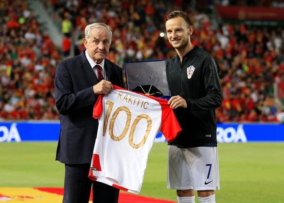 Sport Bilder des Tages Croatia s Ivan Rakitic is presented with an award to recognise his 100th appearance for his national team Nationalteam during the UEFA Nations League - League A - Group 4 match at Estadio Manuel Martinez Valero, Elche. Picture date 11th September 2018. Picture credit should read: Matt McNulty Sportimage EDITORIAL USE ONLY. No use with unauthorised audio, video, data, fixture lists, club league logos or live services. Online in-match use limited to 120 images, no video emulation. No use in betting, games or single club league player publications.