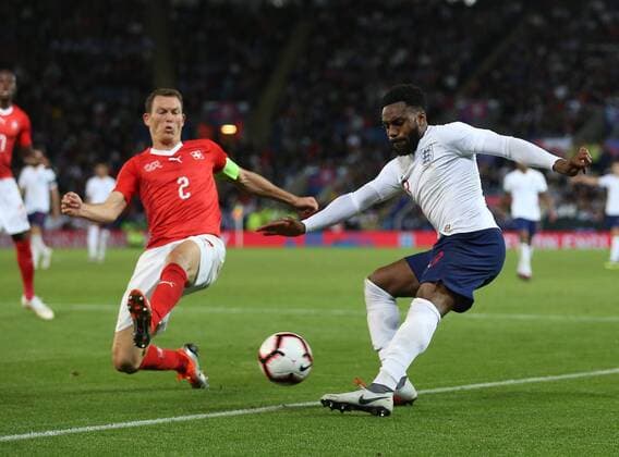 Fußball, Testspiel, England - Schweiz Danny Rose of England crosses the ball past Stephan Lichtsteiner of Switzerland during the International Friendly Länderspiel match at the King Power Stadium, Leicester. Picture date 11th September 2018. Picture credit should read: Nigel French Sportimage EDITORIAL USE ONLY. No use with unauthorised audio, video, data, fixture lists, club league logos or live services. Online in-match use limited to 120 images, no video emulation. No use in betting, games or single club league player publications.