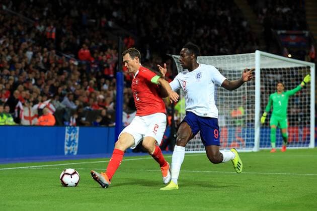 FuÃŸball, Testspiel, England - Schweiz 11th September 2018, King Power Stadium, Leicester, England; International Football Friendly, England versus Switzerland; Stephan Lichtsteiner of Switzerland competes for the ball with Danny Welbeck of England  ActionPlus12061826 ShaunxBrooks