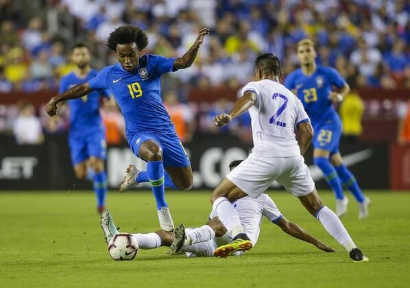 Fußball, Testspiel, Brasilien - El Salvador September 11, 2018: Brazil Forward 19 Willian has the ball poked away from him during an International Friendly Länderspiel soccer match between Brazil and El Salvador at Fedex Field in Washington DC. CSM Soccer 2018: El Salvador vs Brazil SEP 11 - ZUMAc04_ 20180911_zaf_c04_340 Copyright: xJustinxCooperx